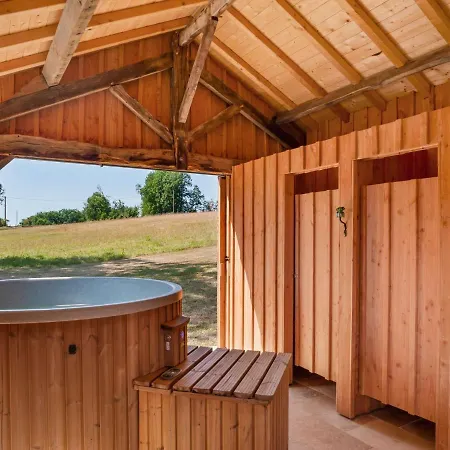 فيلة Luxurious In With A Heated Swimming Pool *